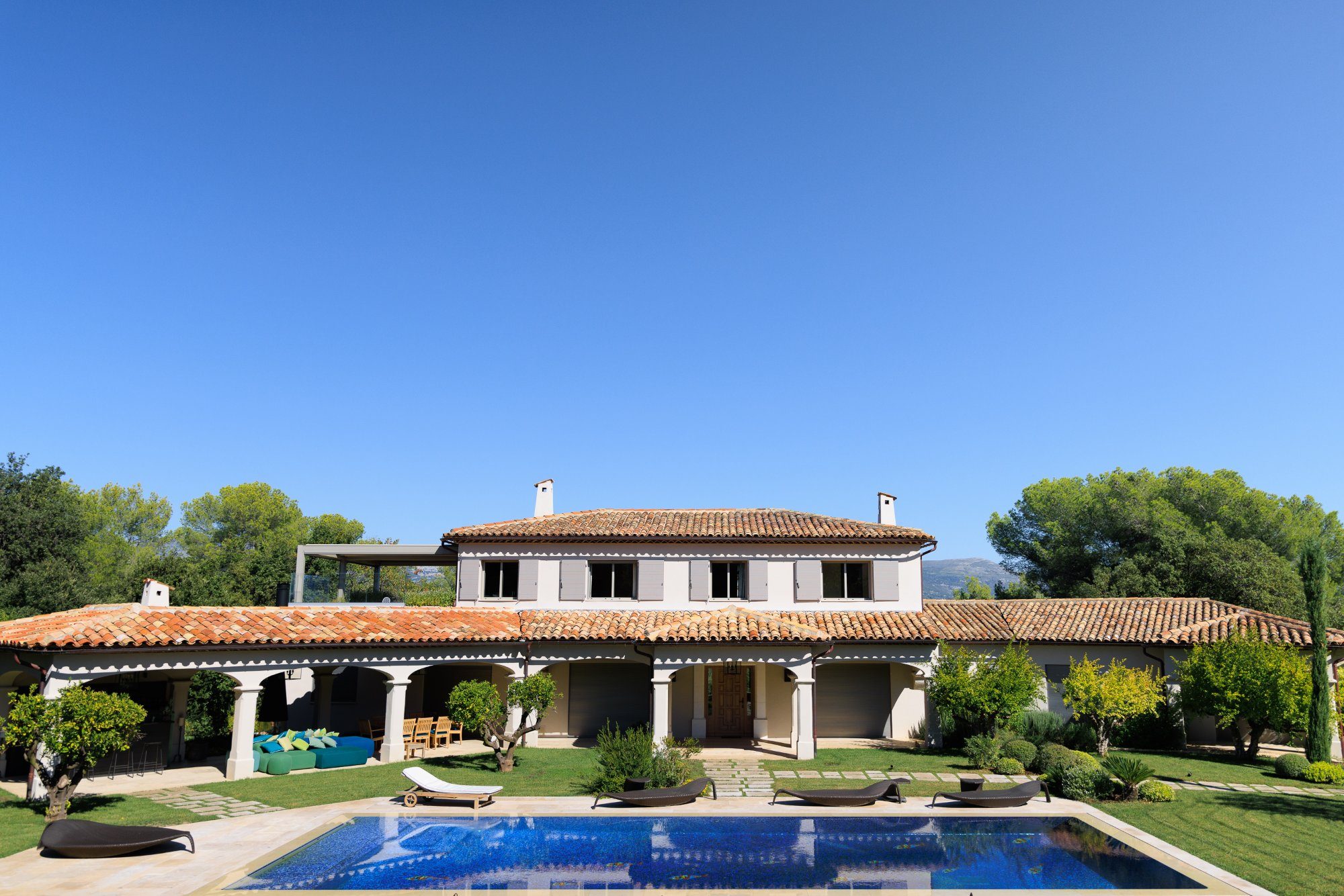 Façade villa avec piscine · Mougins