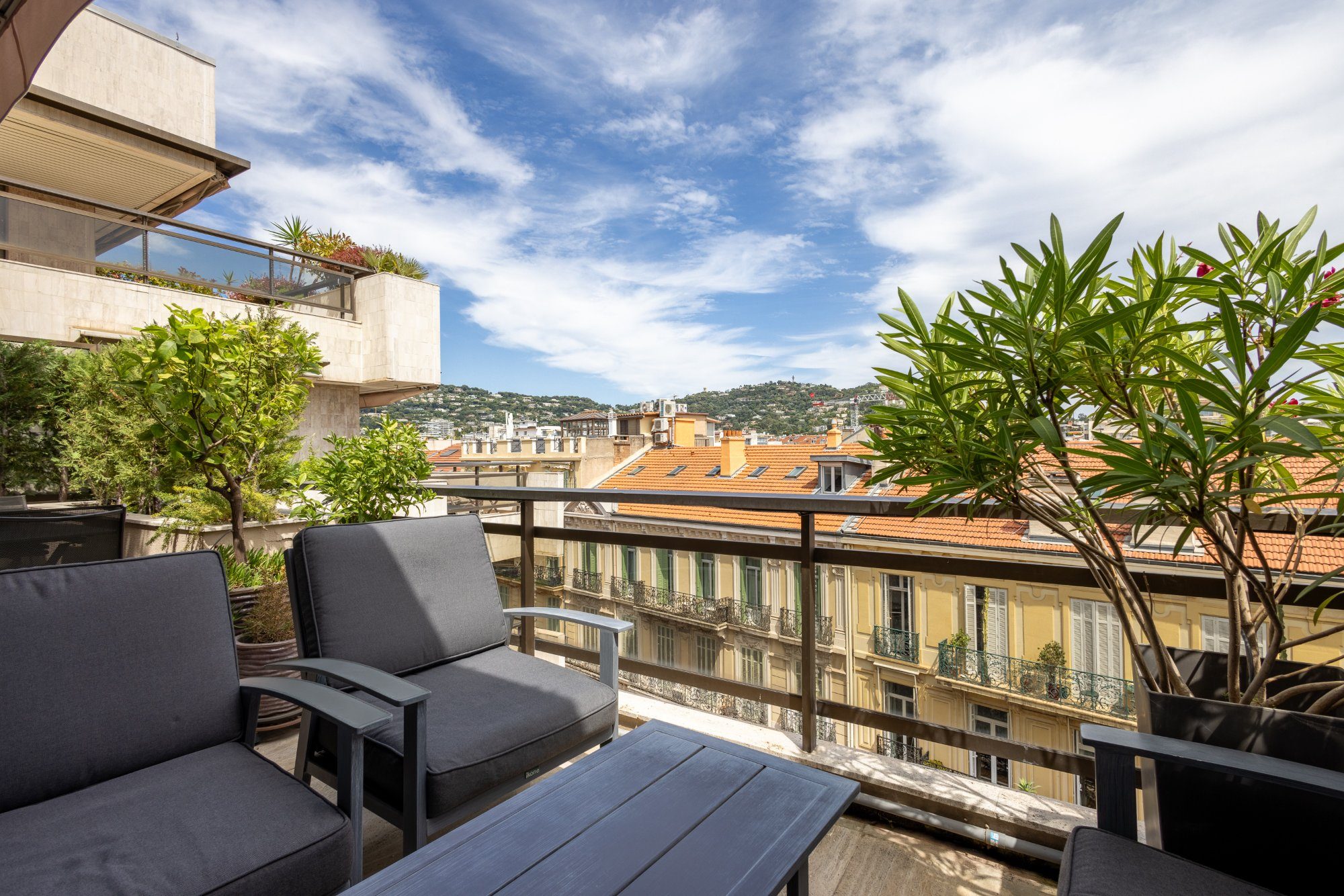 Terrasse avec vue sur les toits · Cannes