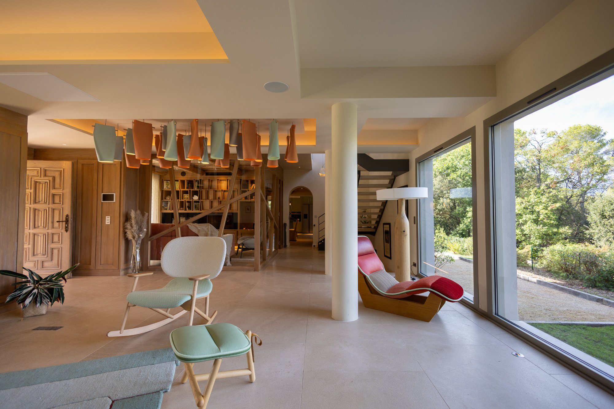Séjour design avec luminaire coloré · Mougins