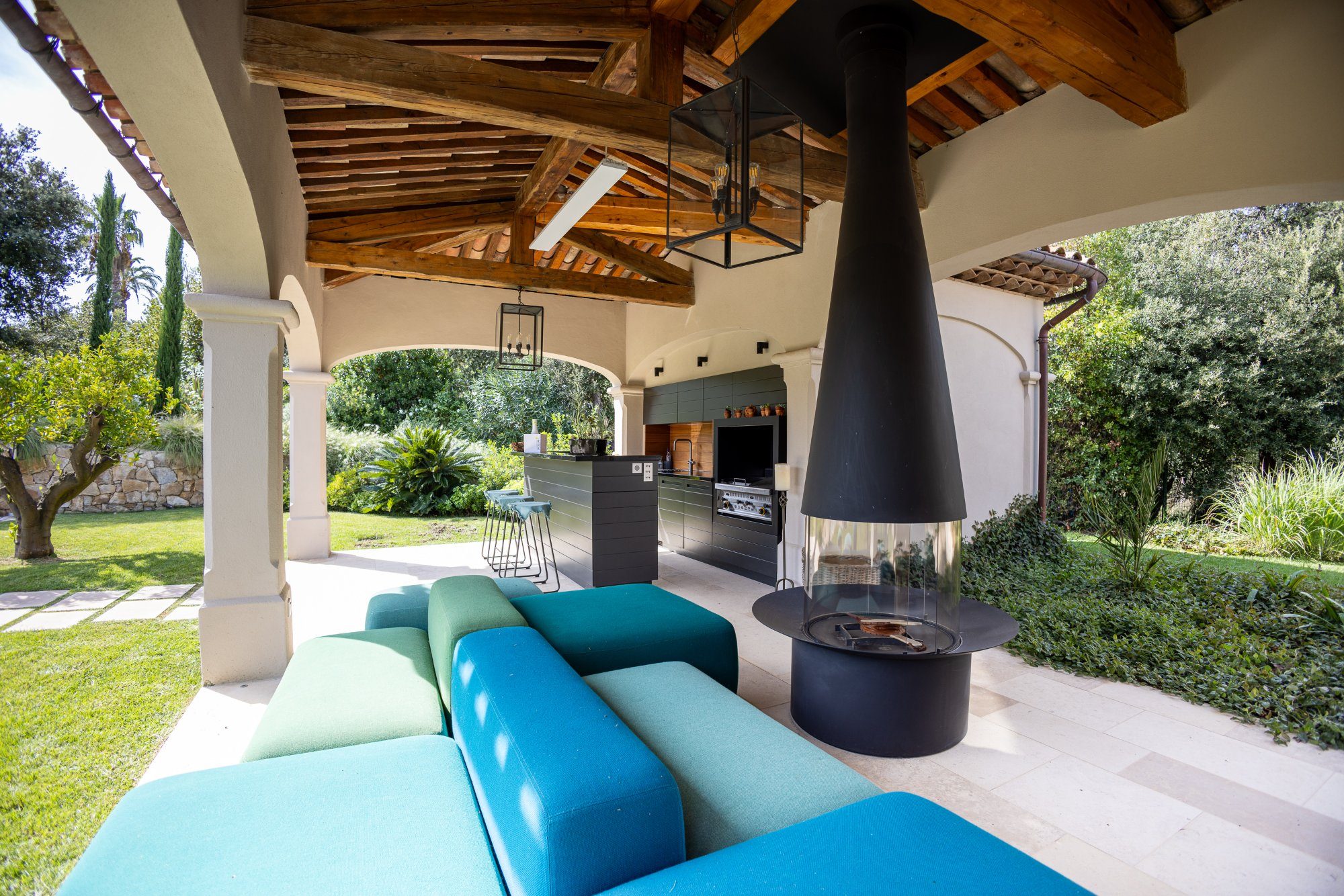 Cuisine extérieure sous pergola avec cheminée · Mougins