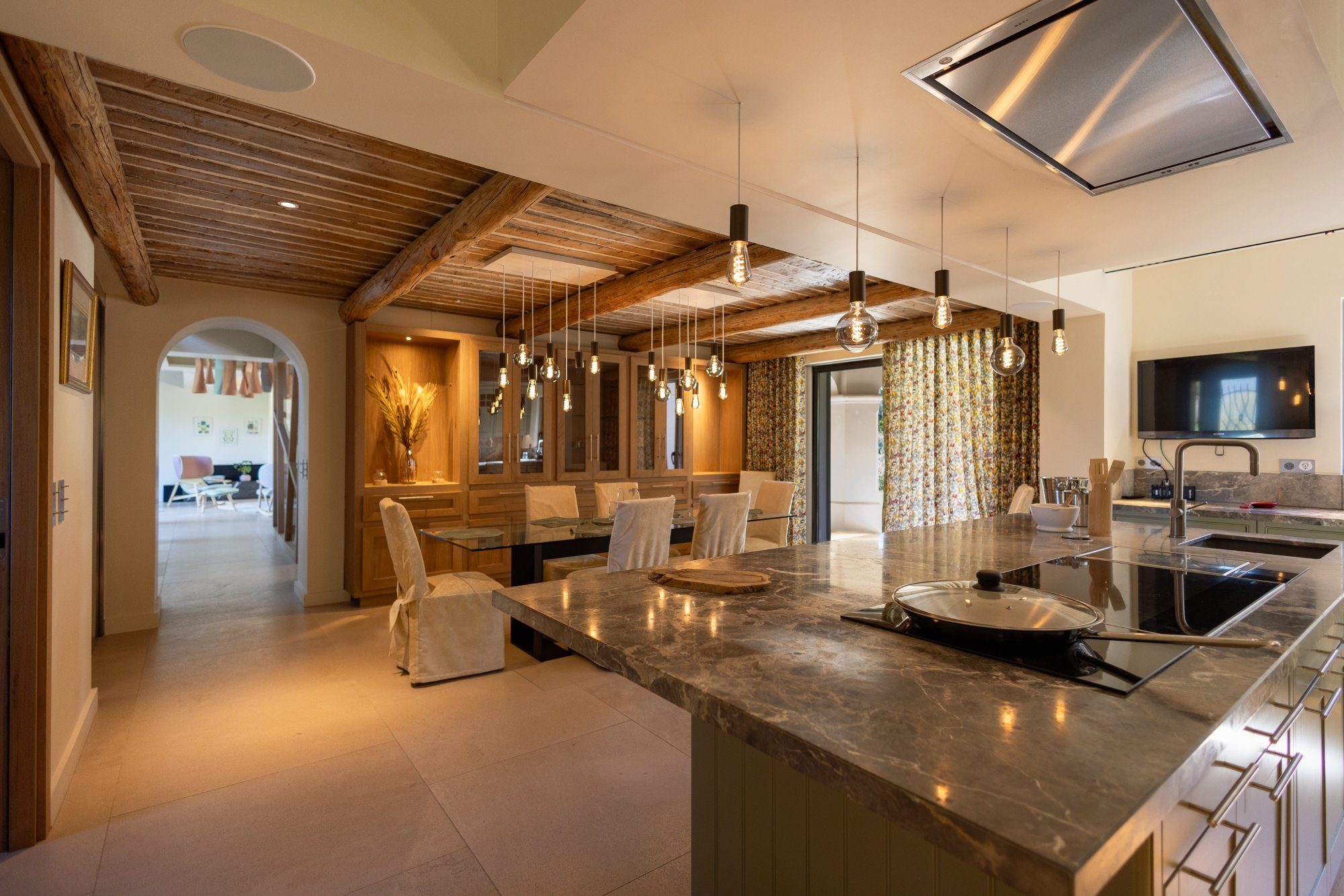 Cuisine ouverte avec poutres et îlot en marbre · Mougins