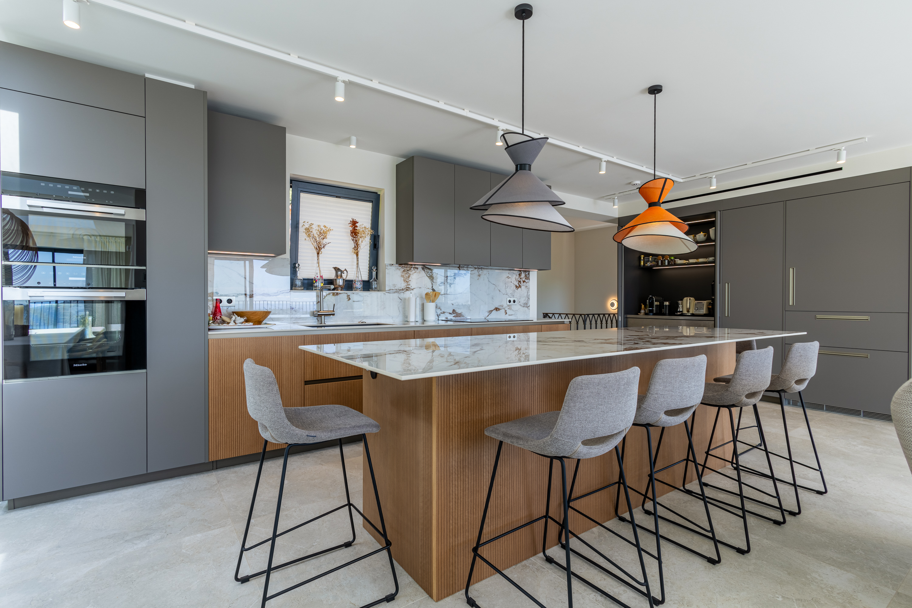Cuisine contemporaine avec îlot central et suspension design · Côte d'Azur